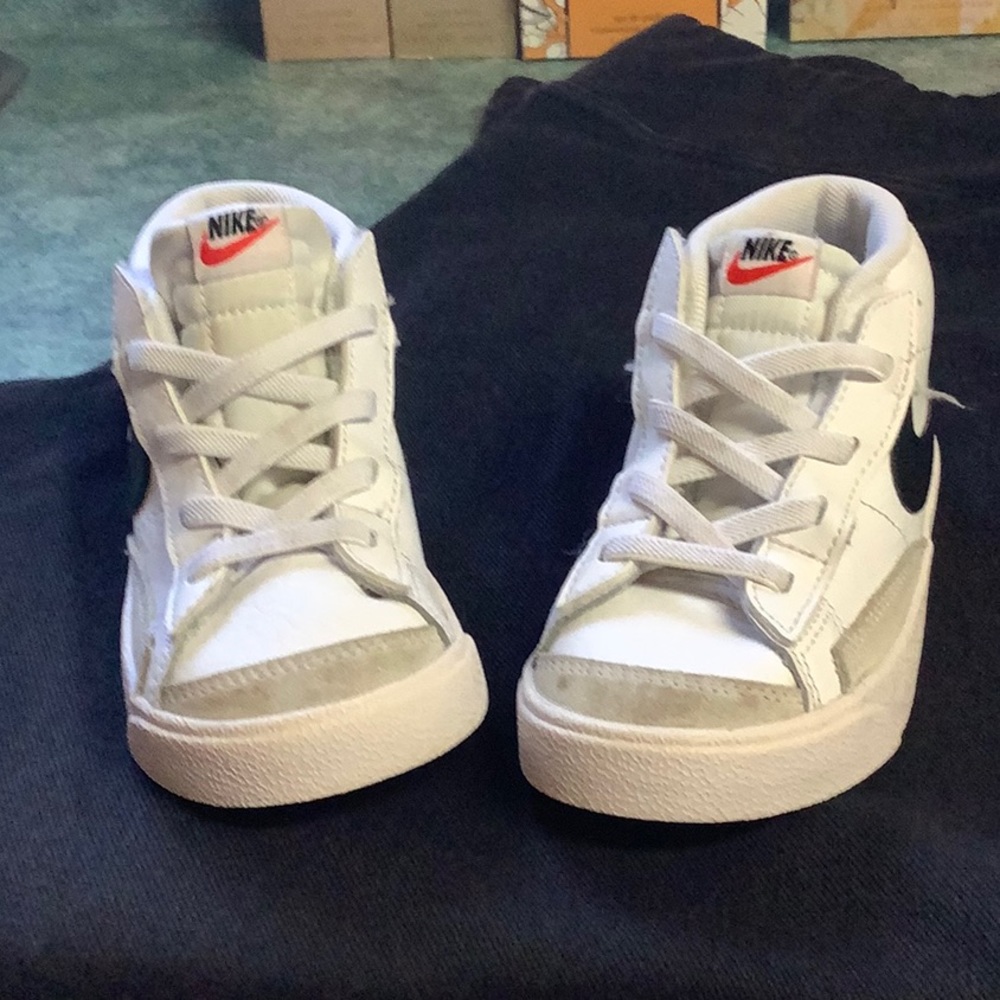 NIKE CHILD’S BLACK AND WHITE RUNNERS SIZE 2.5 US